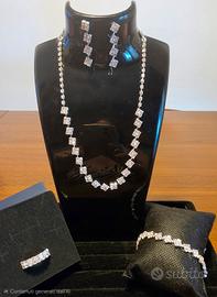 Elegante parure in acciaio e scintillanti zirconi 