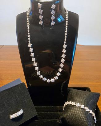 Elegante parure in acciaio e scintillanti zirconi 
