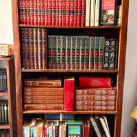Libreria in legno massello con cassetti