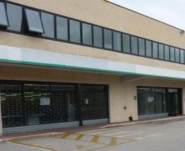Capannone commerciale con impianto fotovoltaico