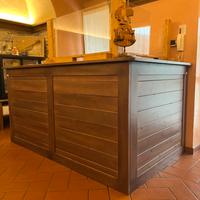 Bancone e separé in legno