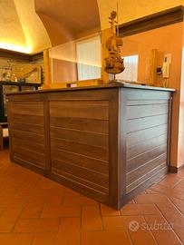 Bancone e separé in legno