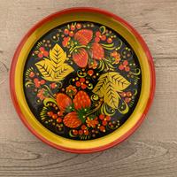 Un set unico di oggetti in legno varipinti