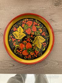 Un set unico di oggetti in legno varipinti