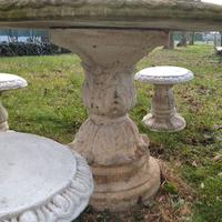 Tavolo e 4 sgabelli per giardino in cemento