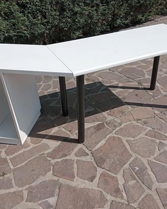 scrivania angolare bianca con gambe color nero.