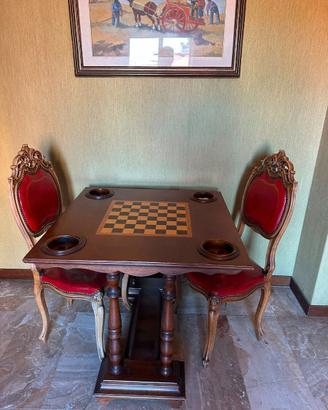 Tavolo da gioco con sedie