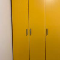 Armadio giallo tre ante