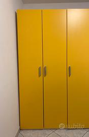 Armadio giallo tre ante