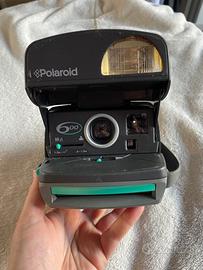 La macchina fotografica Polaroid anni 90 è tornata