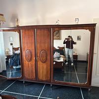 Armadio classico in legno con specchi