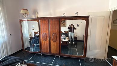 Armadio classico in legno con specchi