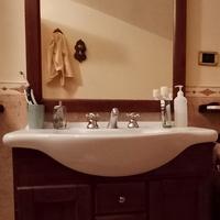 Mobile bagno con lavabo e specchio
