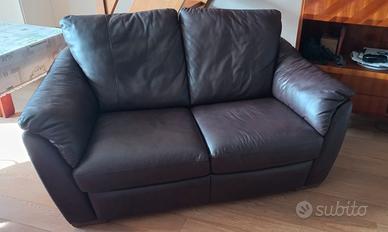 divano 2 posti in pelle marrone
