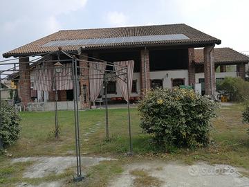 Cascinale con terreno e rustici