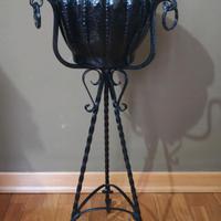 Vaso con piedistallo in ferro battuto