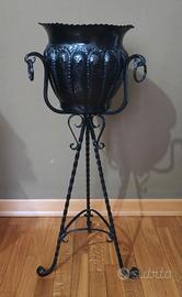 Vaso con piedistallo in ferro battuto