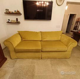 divano in velluto giallo ocra