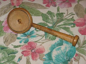 Vecchio stetoscopio monoaurale in legno smontabile