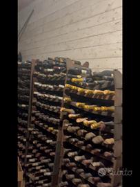 Bottiglie e fiaschi di vino vario