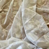 Tenda bianca con ricami foglie