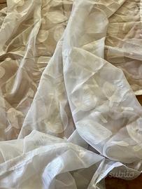 Tenda bianca con ricami foglie