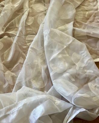 Tenda bianca con ricami foglie