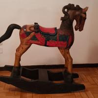 Cavallo a dondolo in legno intagliato