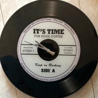 Stampa su tela, orologio vintage e altro