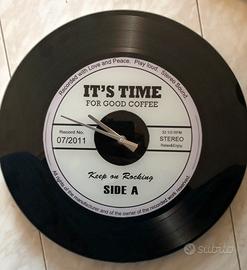 Stampa su tela, orologio vintage e altro