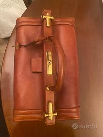 Beauty case in cuoio rigido.