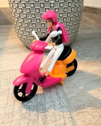 Due barbie una a cavallo e un moto