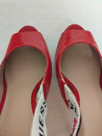 Decolte GUESS, NUOVE. N 40. Rosso Lucido 