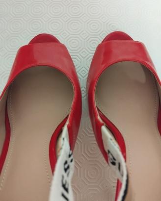 Decolte GUESS, NUOVE. N 40. Rosso Lucido 
