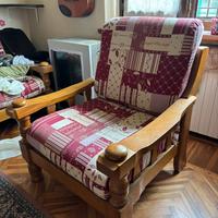 2 poltrone in legno con cuscini
