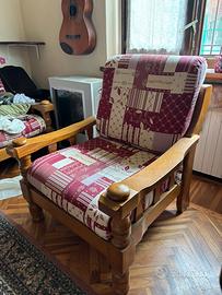 2 poltrone in legno con cuscini