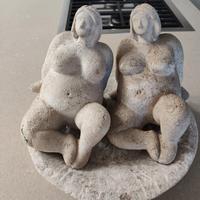 Coppia Statuette Decorative In Pietra Resina