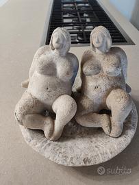 Coppia Statuette Decorative In Pietra Resina