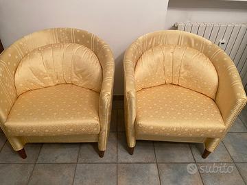 Coppia di poltrone antiche, tappezzate in raso