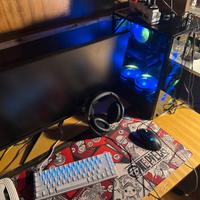 Pc gaming con mouse cuffie monitor tastiera