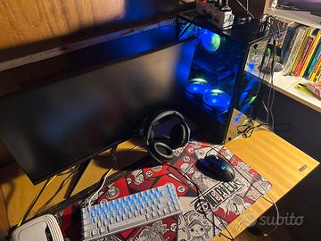 Pc gaming con mouse cuffie monitor tastiera