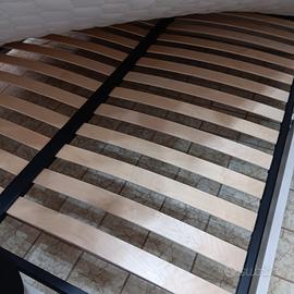 Letto, materasso e doghe di legno