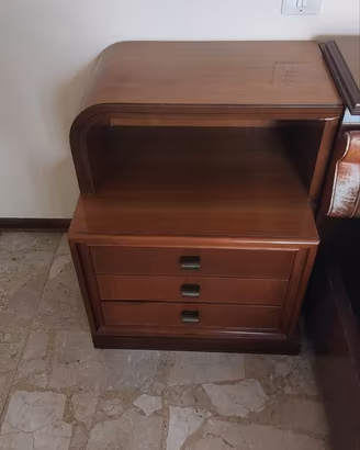 Coppia di comodini in legnio stile classico