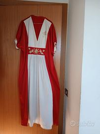 Abito lungo con maniche corte