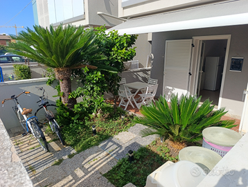 Prima fila mare pieno terra con giardino