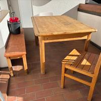 Tavolo con sedia e panca