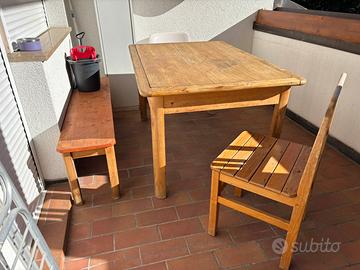 Tavolo con sedia e panca