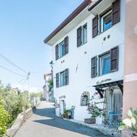 Camera glicine in collina