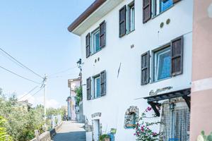 Camera glicine in collina