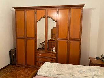 Armadio grande in legno con specchio e cassetti